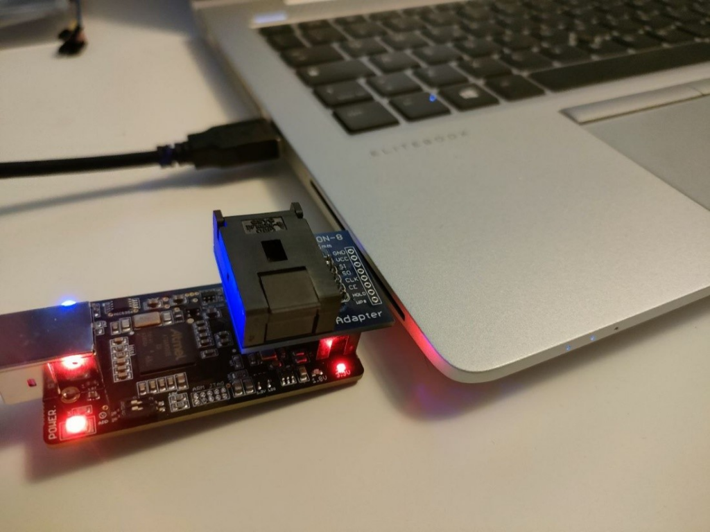 FlashcatUSB with WSON8 adapter connected to the laptop via usb